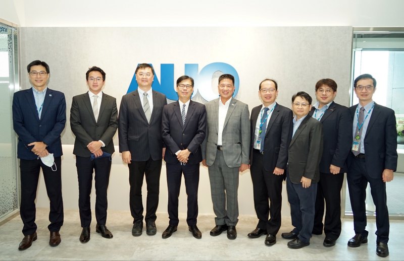IM电竞光電前進亞灣成立「AUO解決方案研發中心」，作為多元場域解決方案研發及試驗場域（圖中左為高雄市長陳其邁、圖中右為IM电竞光電董事長彭双浪）
