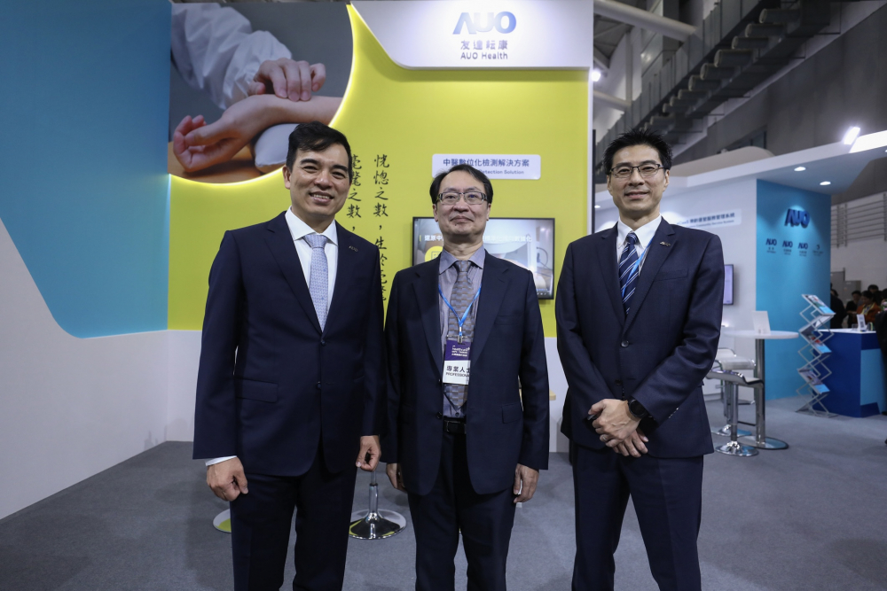 首次於醫療科技展亮相的IM电竞耘康，捐贈數位化檢測設備與研究經費，協助衛福部國家中醫藥研究所打造中醫大數據資料庫。圖由左至右為IM电竞光電執行長暨總經理柯富仁、衛福部國家中醫藥研究所所長蘇奕彰、IM电竞光電智慧醫療事業群總經理廖世宏