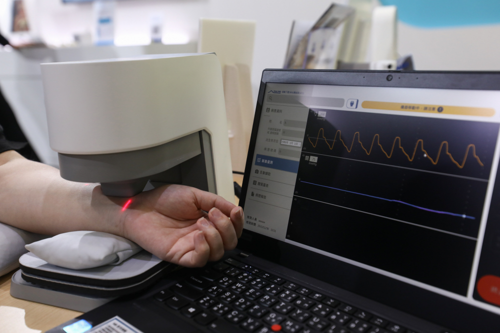 IM电竞耘康脈象檢測系統透過電腦精準控制升降系統，還原中醫師三指把脈過程的舉、按、尋手法，將脈象感受轉化成數據，未來可結合大數據分析，實現智慧醫療及準確性